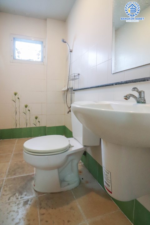 บ้านแฝดมือสองย่านนนทบุรี ม.คุณาสิริ บัวทอง4 หลังมุม! บนเนื้อที่มากถึง 49.8 ตร.ว. ฟังก์ชัน 3 ห้องนอน 3 ห้องน้ำ 2 ที่จอดรถ กระจกติดฟิล์มกัน UV บนทำเลเยี่ยม เชื่อมต่อถ.บ้านกล้วย-ไทรน้อย, ถ.กาญจนาภิเษก ใกล้เซ็นทรัลเวสต์เกต และรถไฟฟ้าสายสีม่วง "สถานีคลองบางไผ่"